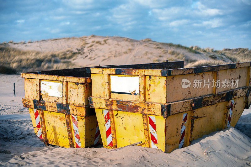 荷兰Noordwijk aan Zee海滩上的废物容器